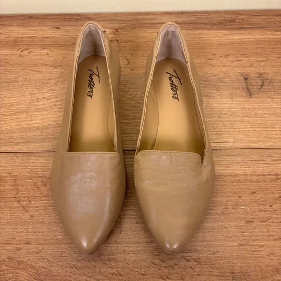 TROTTERS Harlowe Flat Shoe Beige Nude Women Size 6.5W Wide Width Casual Office - Picture 4 of 12